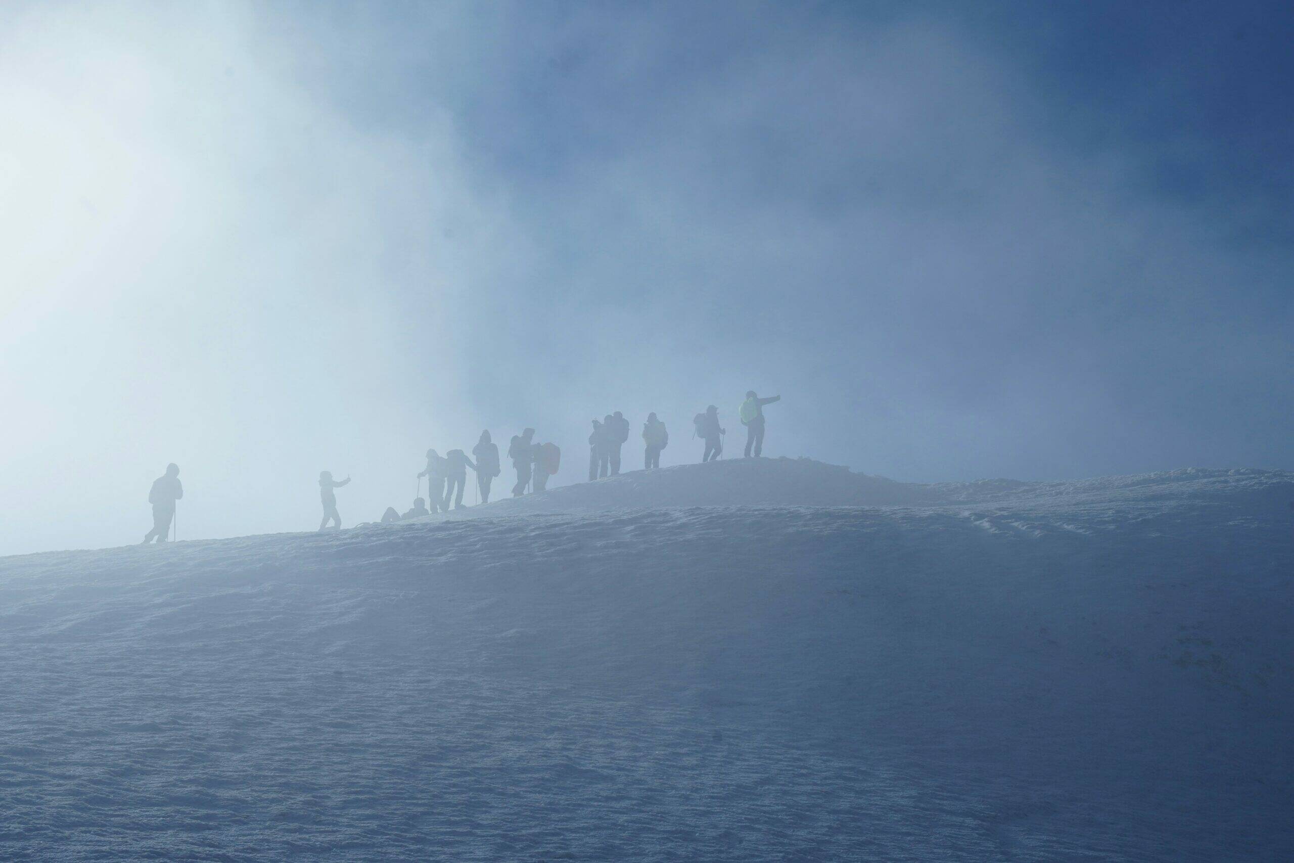 learning-expedition-et-animation-d-ambassadeurs-rse-photo-brume-ascension-sommet-montagne-haatch-scaled.jpg