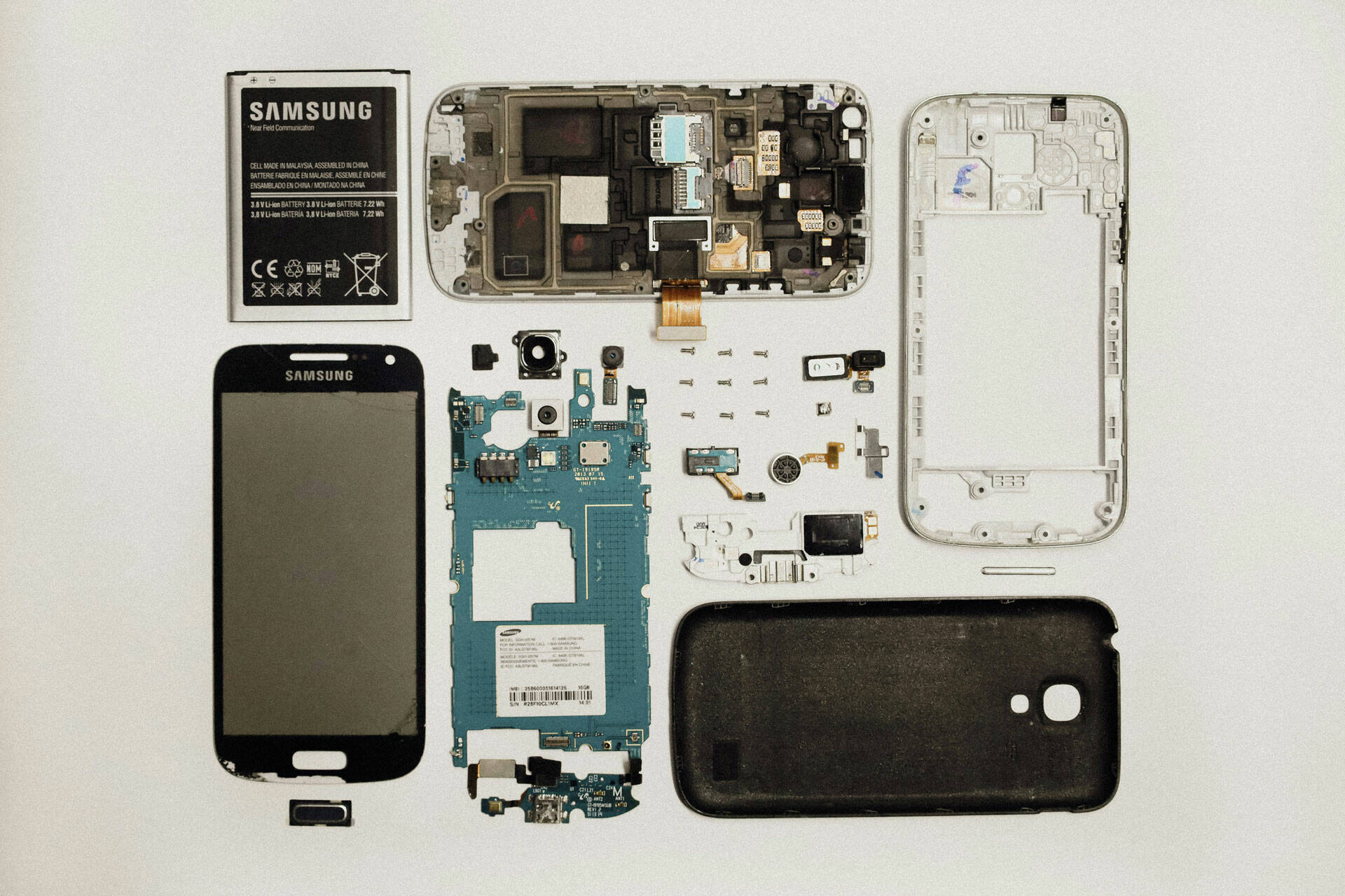 photo-1-it-numerique-smartphone-samsung-decompose-haatch.jpg