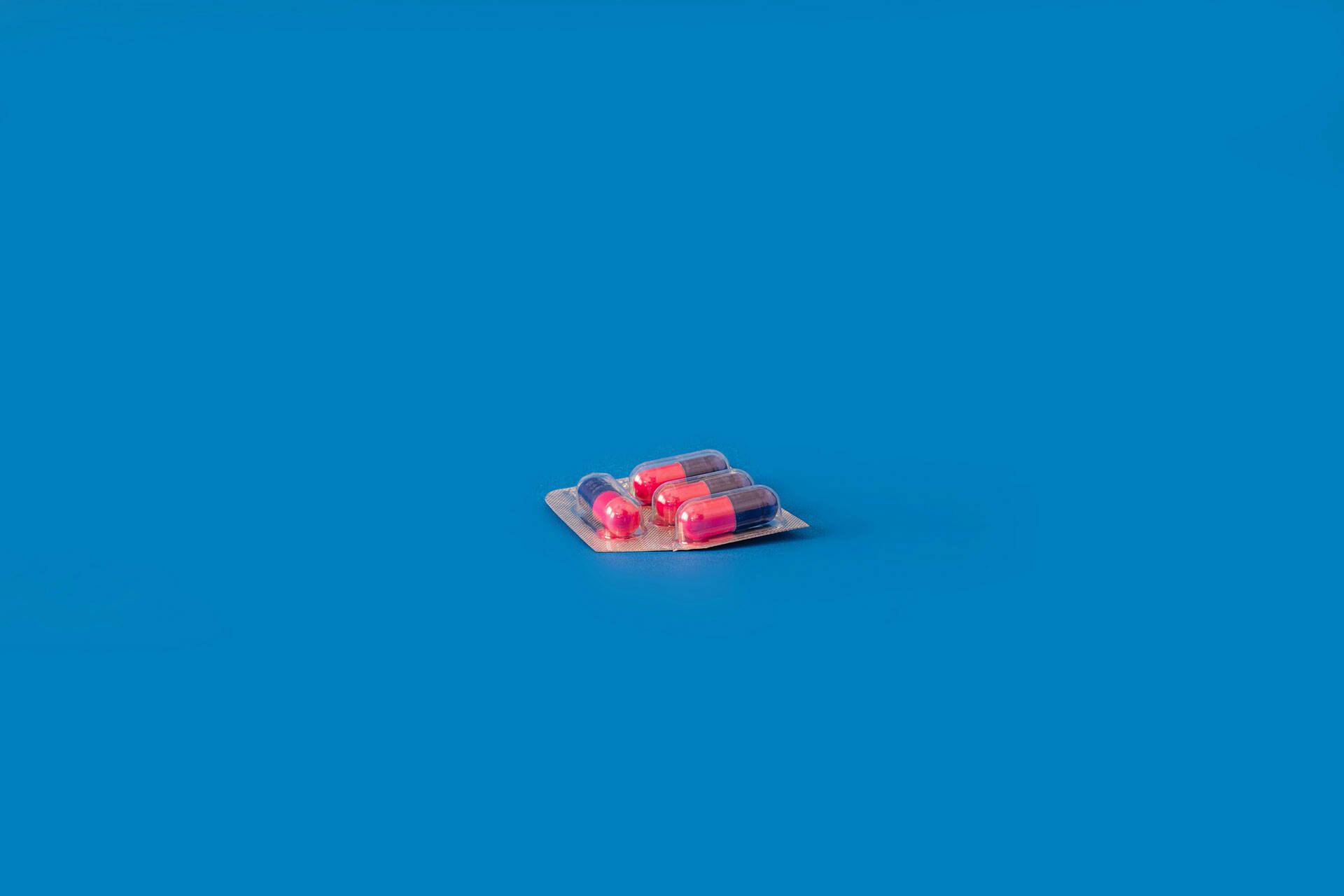 photo-1-sante-et-services-a-la-personne-medicament-fond-bleu-haatch.jpg