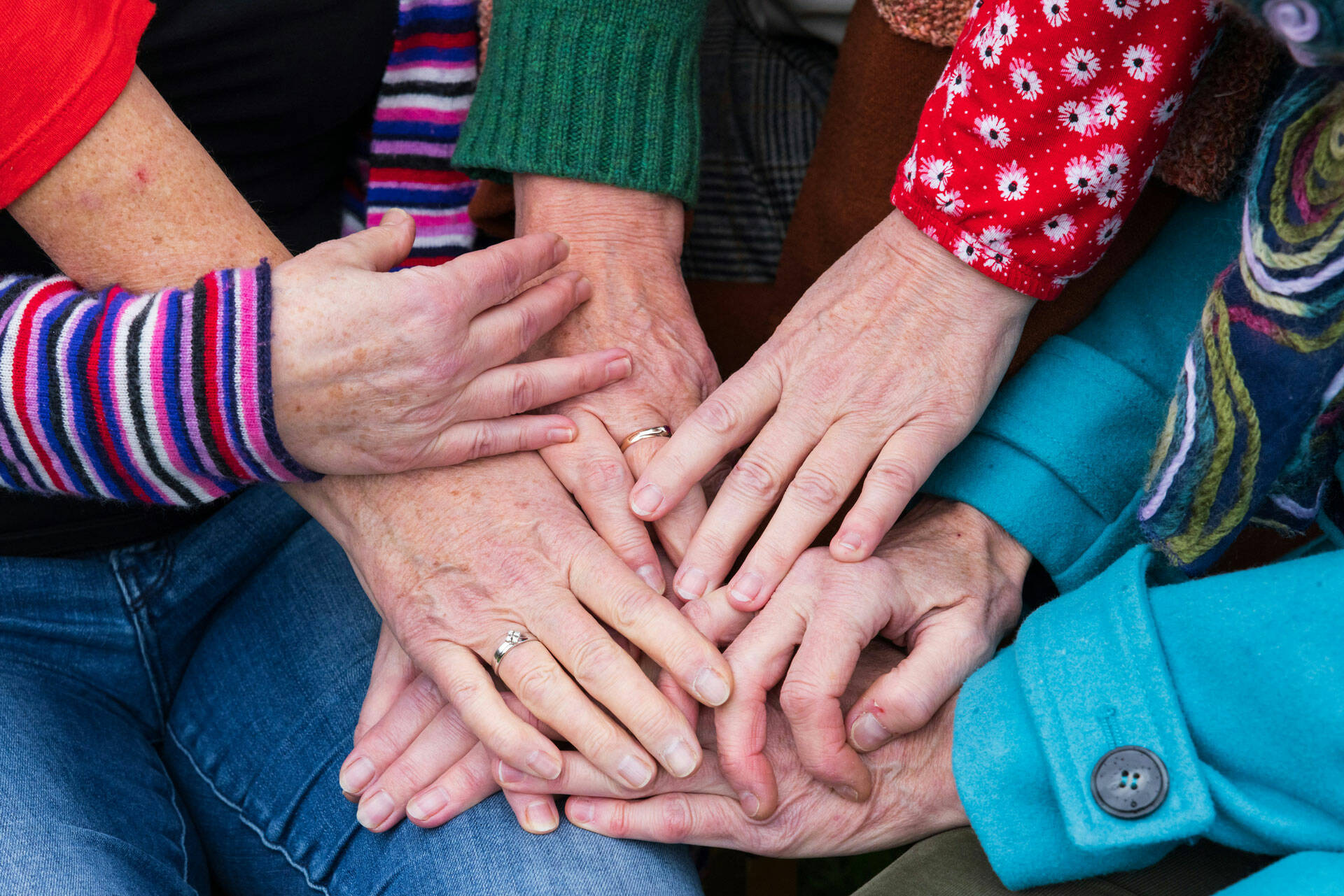 photo-1-secteur-public-et-associatif-mains-qui-se-tiennent-plusieurs-generations-haatch.jpg