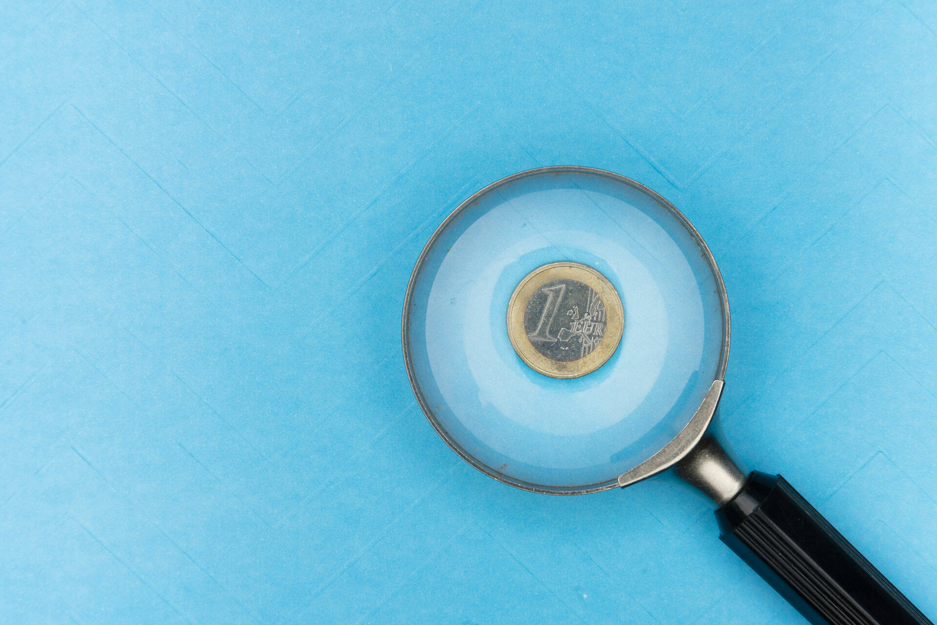 photo-2-finance-assurances-loupe-piece-euro-fond-bleu-haatch.jpg