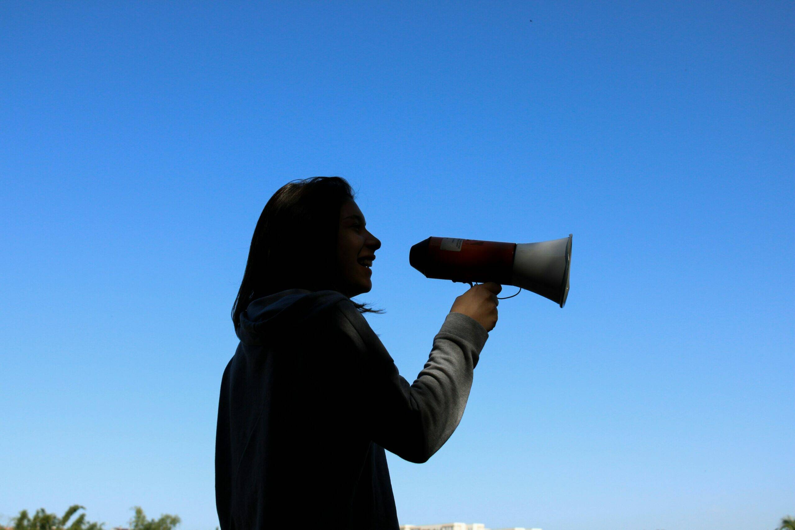 reporting-csrd-femme-megaphone-ciel-bleu-haatch-scaled.jpg